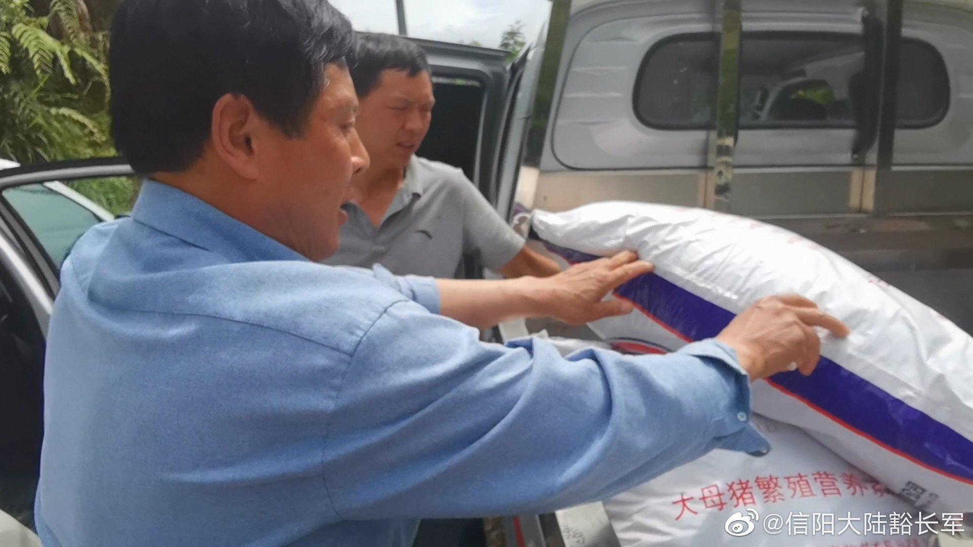 ������Ͽͻ����ϰ�һ��������ն����ٳɵ������۹�˾�̷۶����Ϻͳ��ȱ���Ũ����16������һ����ǿ�ͻ����������� .jpg